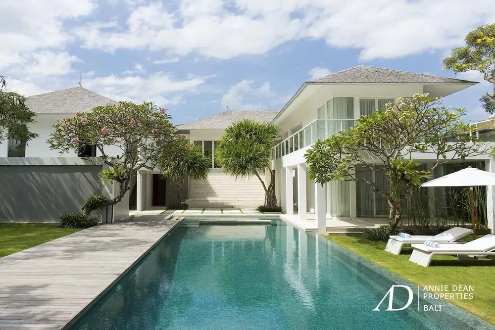 FREEHOLD TWO-IN-ONE VILLA | 100M TO THE BEACH | CANGGU