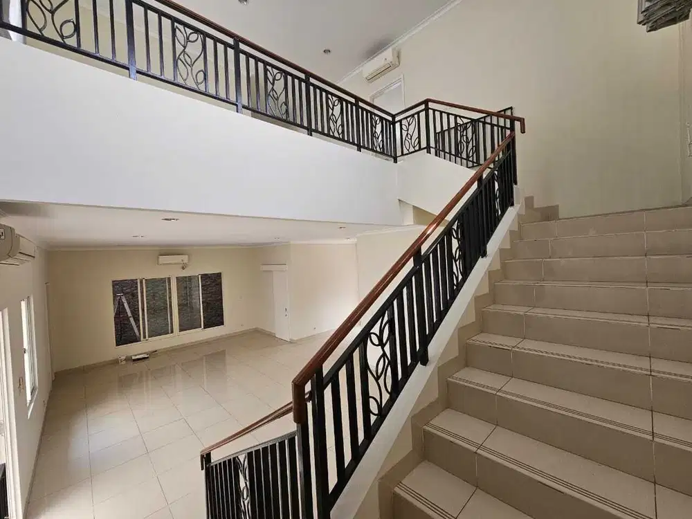 RUMAH CANTIK , LAHAN LUAS DI SPRING SUMMARECON SERPONG, SIAP HUNI !!