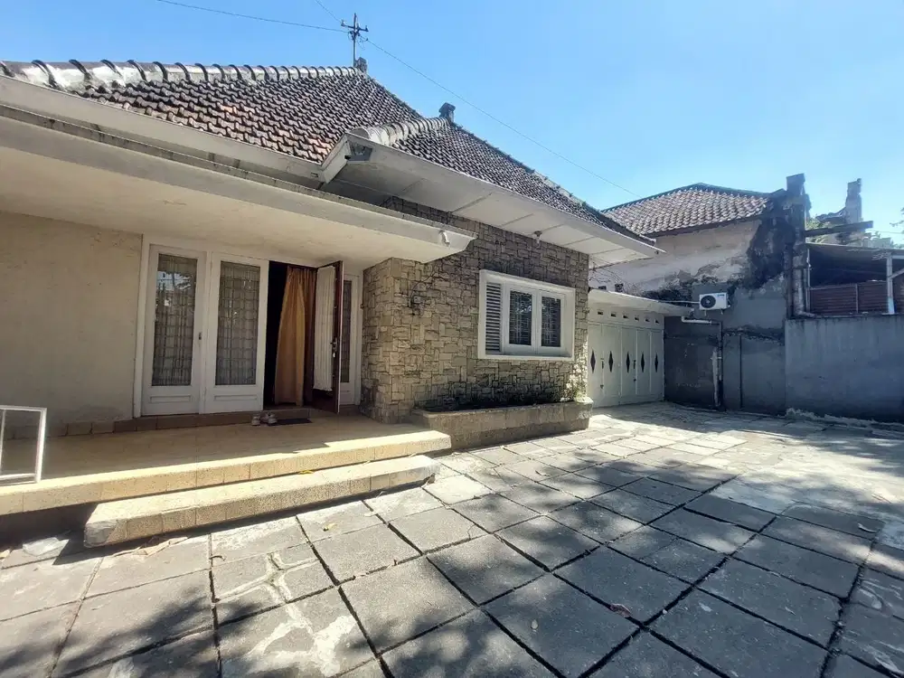 Rumah desain kolonial 2349m2 pinggir jalan raya pasar Kliwon