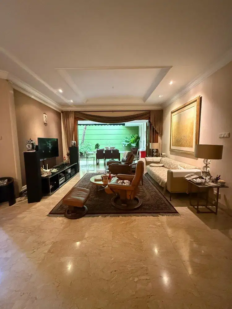 Rumah Lama Terawat Siap Huni Di Area Senopati Jaksel