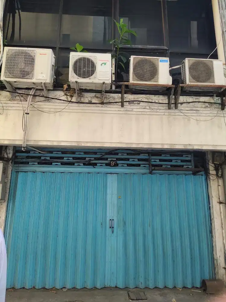 Ruko Veteran Surabaya , Dekat pusat kota, tugu pahlawan