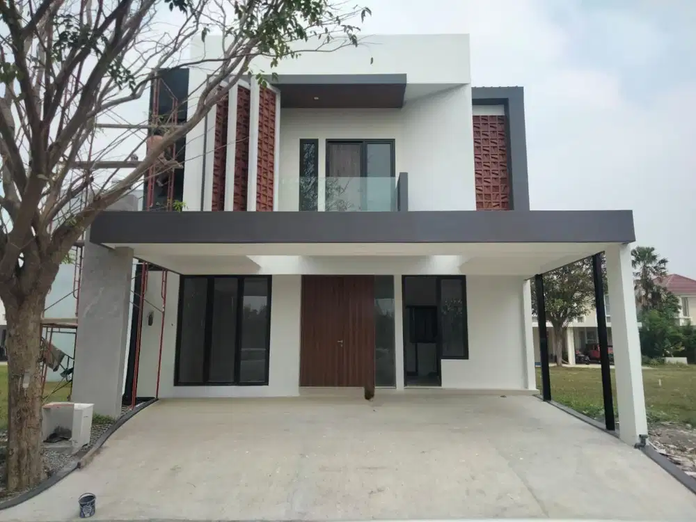 Rumah grand Pakuwon ada pool dkt Margomulyo Surabaya barat