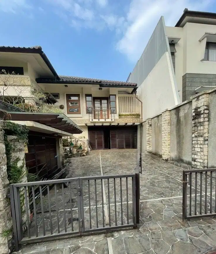 Jarang Ada ! Rumah Luas View Taman Full Furnish Siap Huni di BSD, SHM