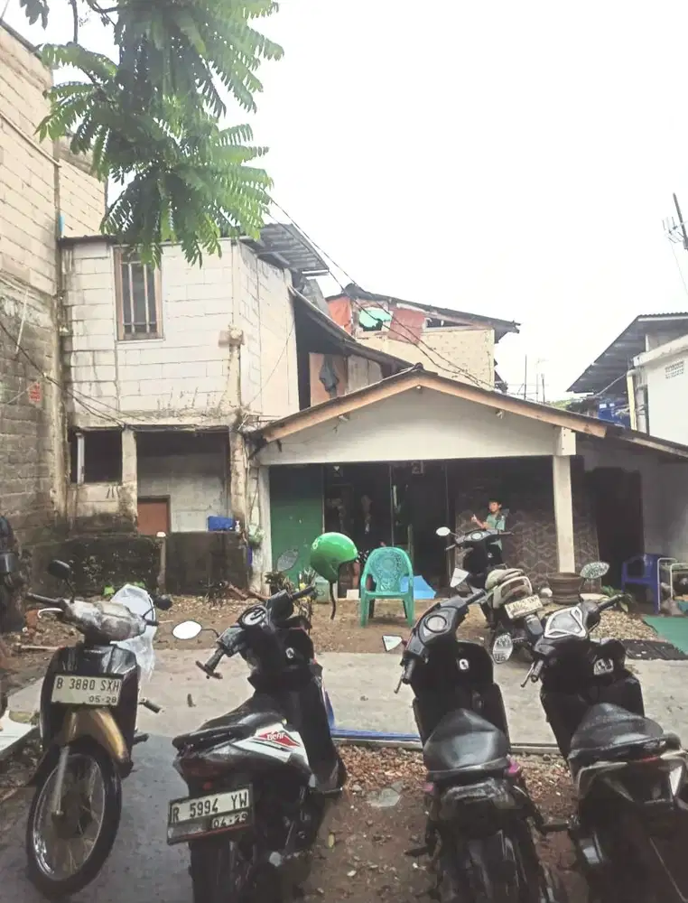 Rumah lama sgt strategis jln kaki ke Halte Busway jatipadang Pejaten ls.184mtr 950jt