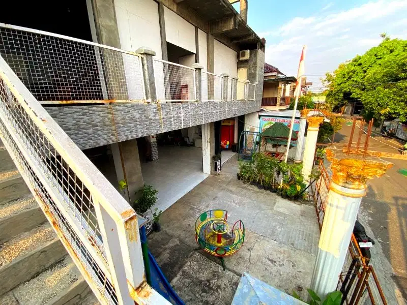 Rumah plus ruang usaha Sekolah di pinggir jalan utama sumber solo kota