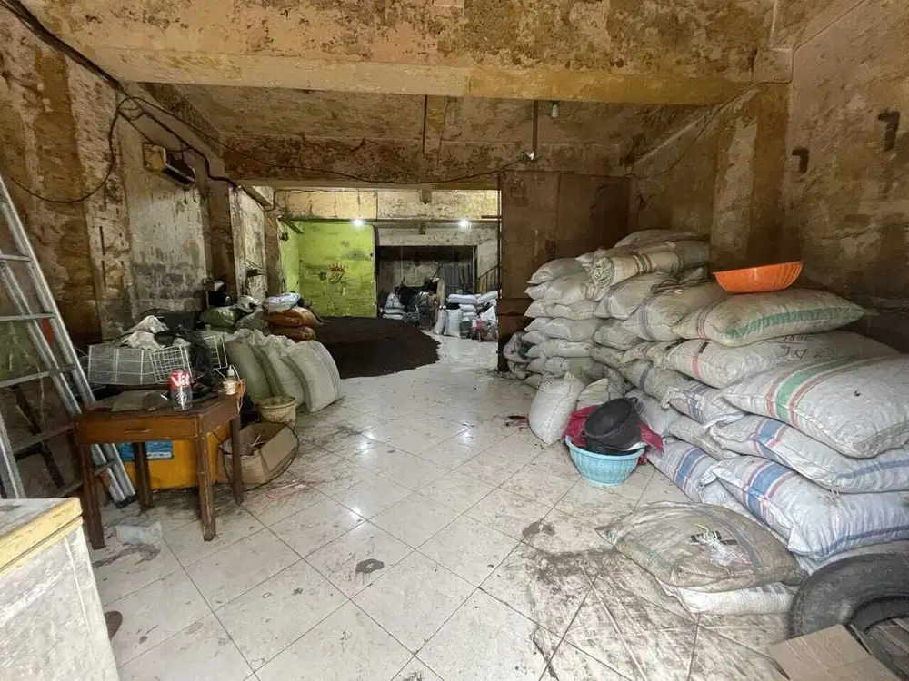 Dijual RUKO 3 Lantai,Dharmahusada,Lokasi Strategis (cocok untuk Usaha)