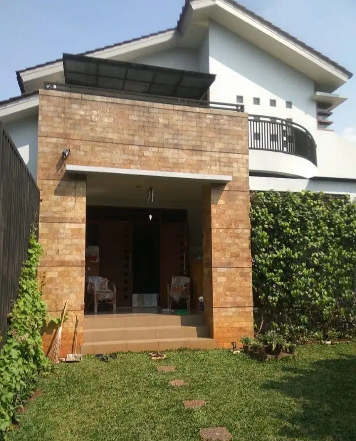 Dijual rumah siap huni, ada taman.