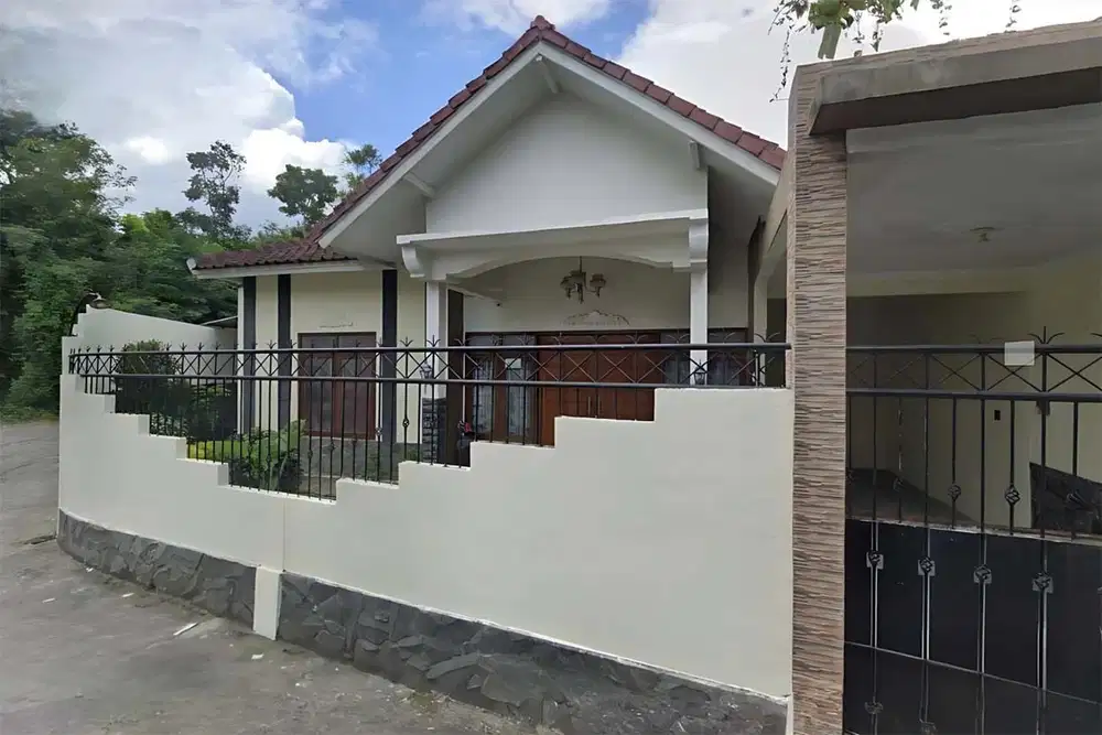 Rumah Luas Strategis Jakal km 12 dekat Al-Azhar dan UII