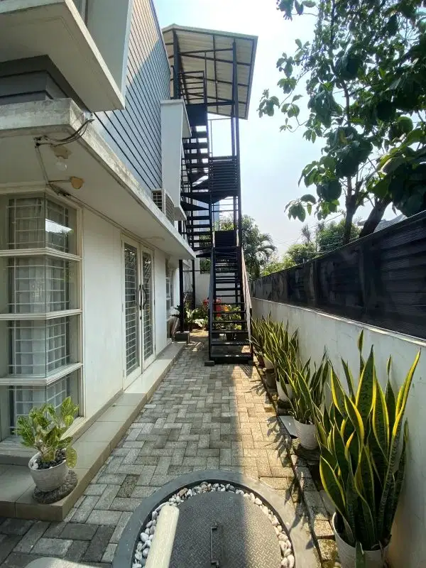 RUMAH 3 LANTAI DENGAN ROOFTOP DI PONDOK INDAH