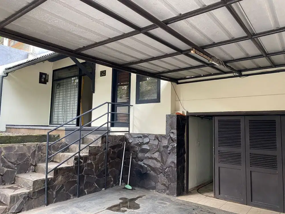 DIJUAL CEPAT RUMAH TERAWAT STRATEGIS DI JALAN UTAMA SARIJADI BANDUNG U