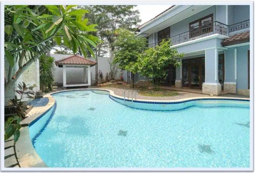 FOR RENT Rumah MEWAH Dengan PRIVATE POOL Di TAMAN TELAGA GOLF. Bsd