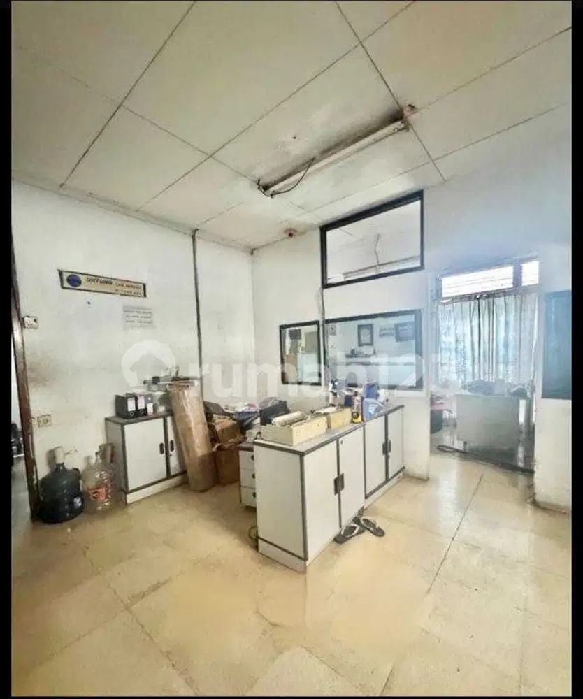 Ruang usaha lokasi di pinggir jalan parkir luas di cempaka putih