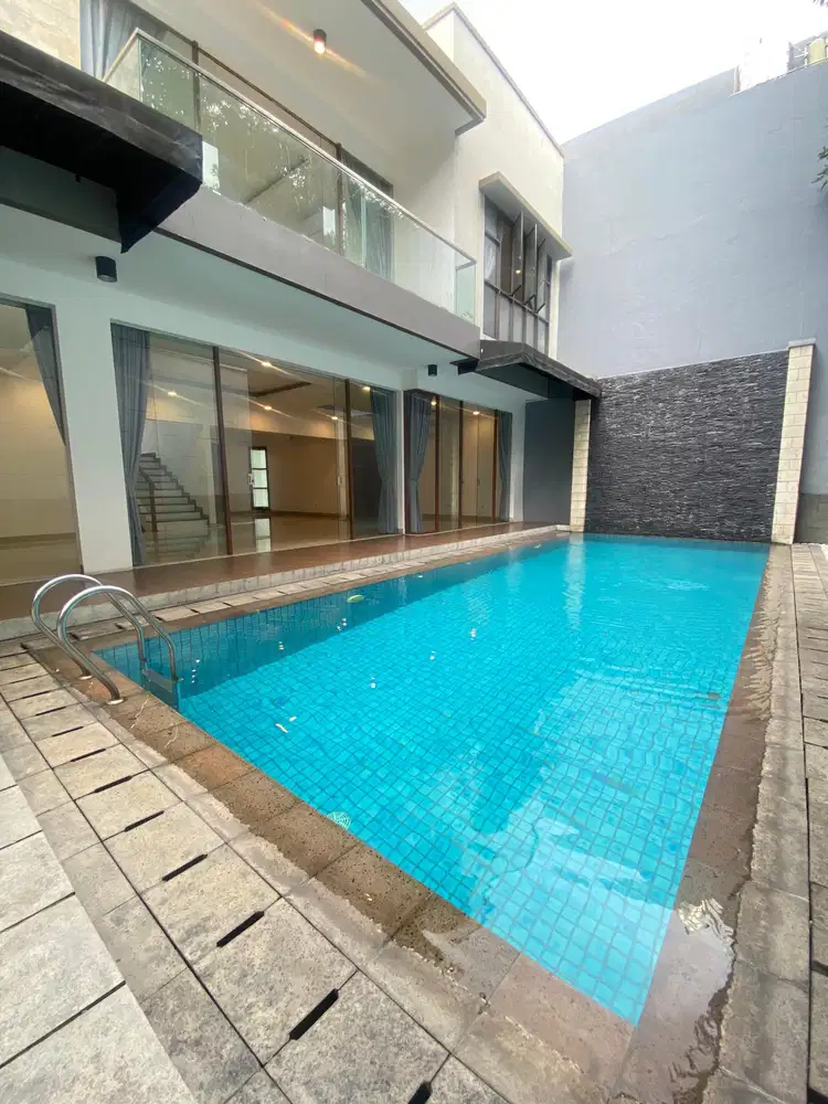 Dijual Rumah Modern Minimalist Style Yang Terang Lengkap Dengan Pool