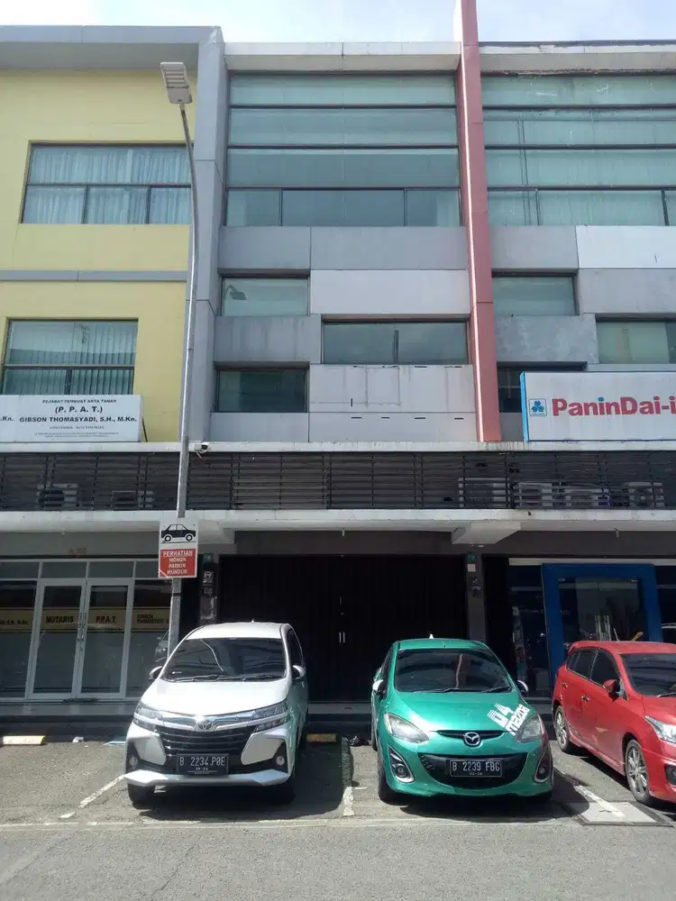 Sewa ruko 3 lantai untuk klinik kesehatan