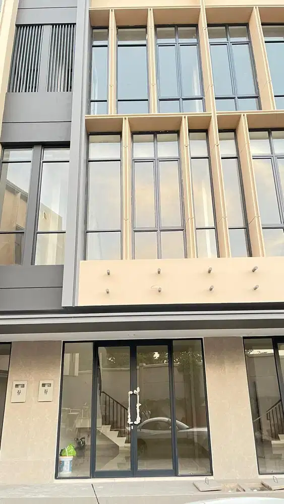 Ruko 3 Lantai Siap Pakai Lokasi Seberang Qbiq di BSD City Tangerang