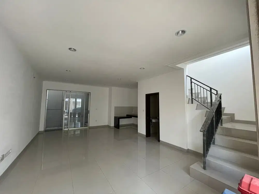 sewa rumah 2 lantai PIk 2 uk 6x15m kosongan