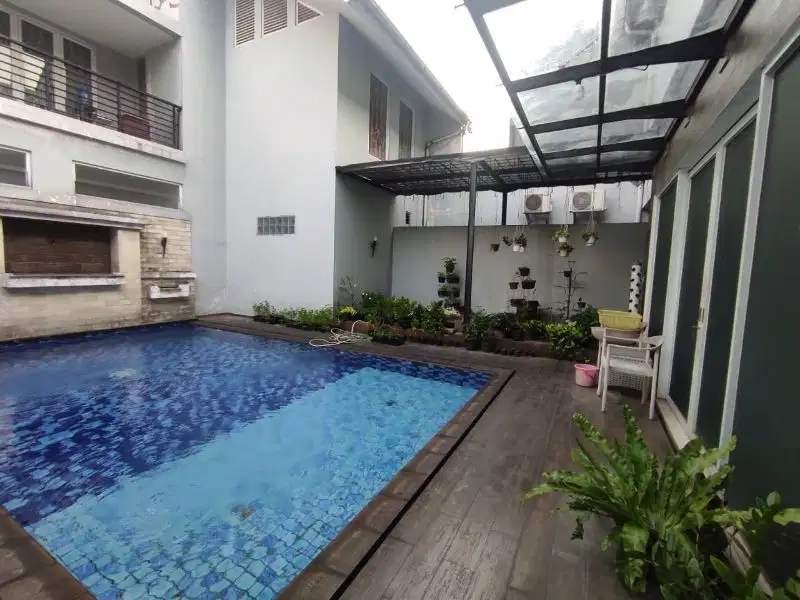 Rumah BSD DE LATINOS HARGA BAWAH PASAR LUAS ADA KOLAM RENANG
