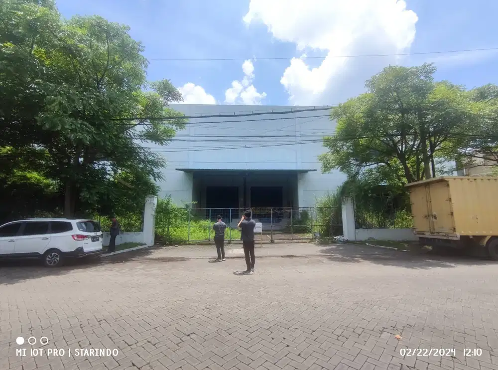 Safe and lock hit tanah