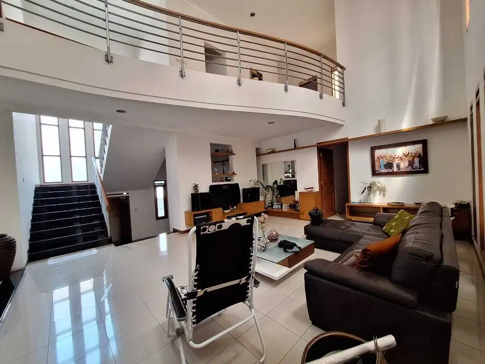 Dijual Rumah mewah Hoek di Setraduta