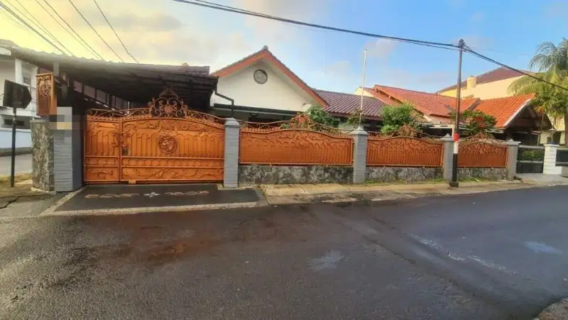 Dijual rumah ada kolam renang di Komplek Curug Indah Jakarta