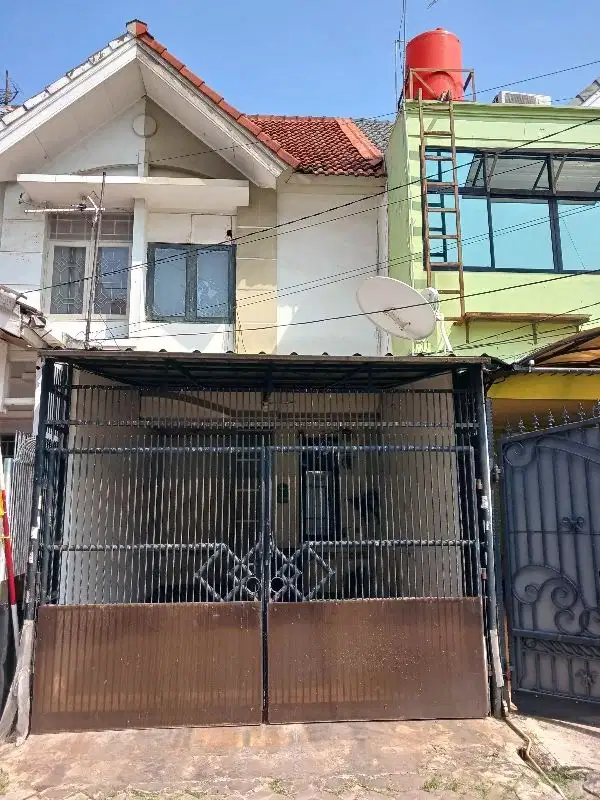 Rumah 2.25 lantai, hdp timur di Taman palem