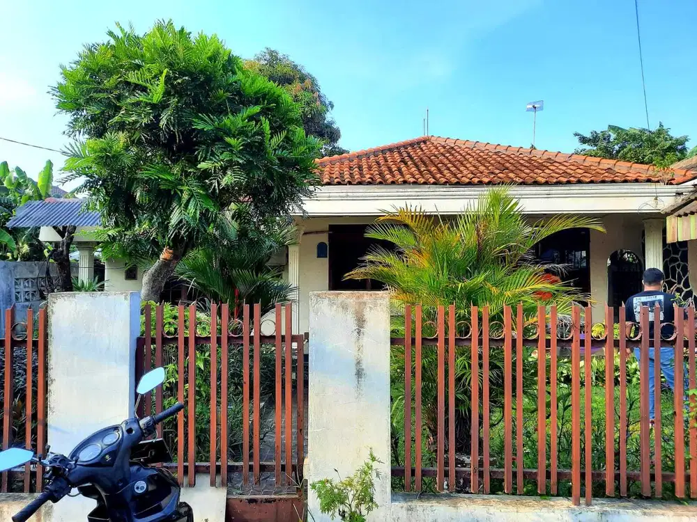 Rumah Tua Lingkungan Nyaman di Komplek IKIP Duren Sawit, Jakarta Timur