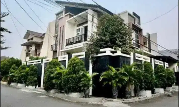 RUMAH MEWAH DALAM KOMPLEK ELITE PULOMAS JAKARTA TIMUR