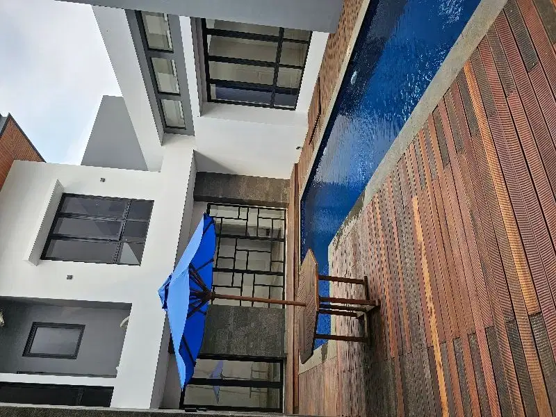 jual cepat Rumah villa ada kolam renang  Emerald cove Gading serpong