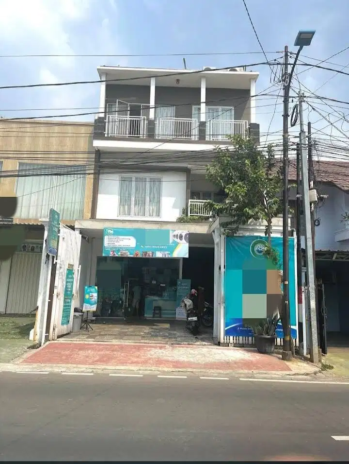 Bisa untuk usaha..! Rumah 3 lantai di pinggir jalan - Pondok kelapa