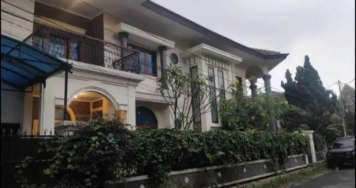 Rumah Luxury Di Komplek Besar Antapani