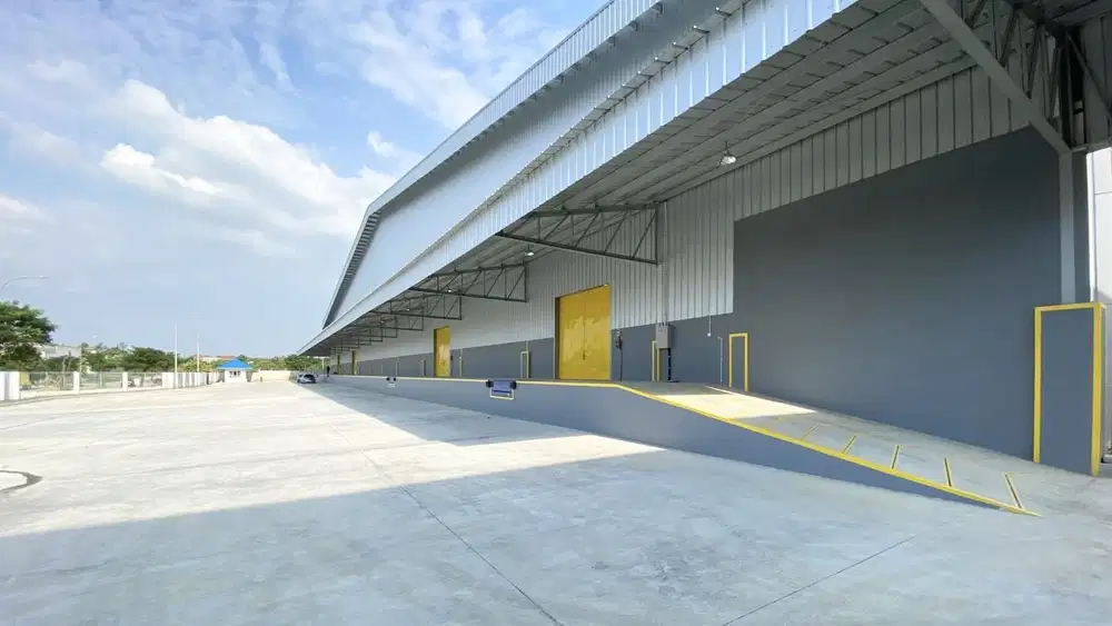 Di sewa PABRIK / GUDANG baru luas 8000 m2 luas tanah 1,3 hekta atau 13.000 m2 ceiling 15 meter ada 4 loading dock dan leveler lokasi strategis dekat pintu toll di dalam kawasan industri delta silicon 3 Cikarang