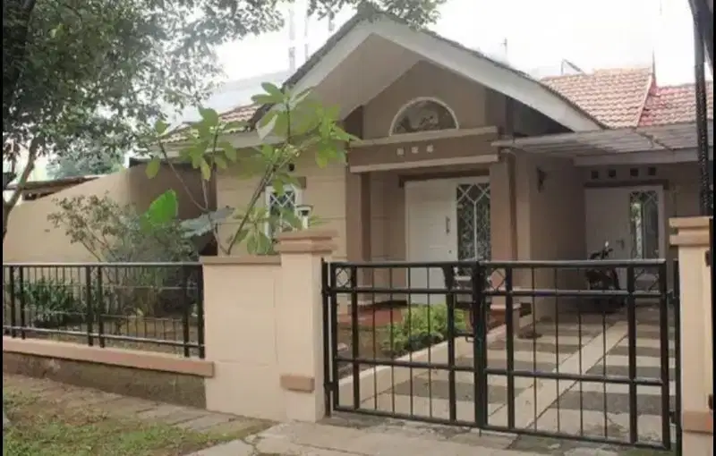 rumah model lama msih kokoh kuat bangunannya