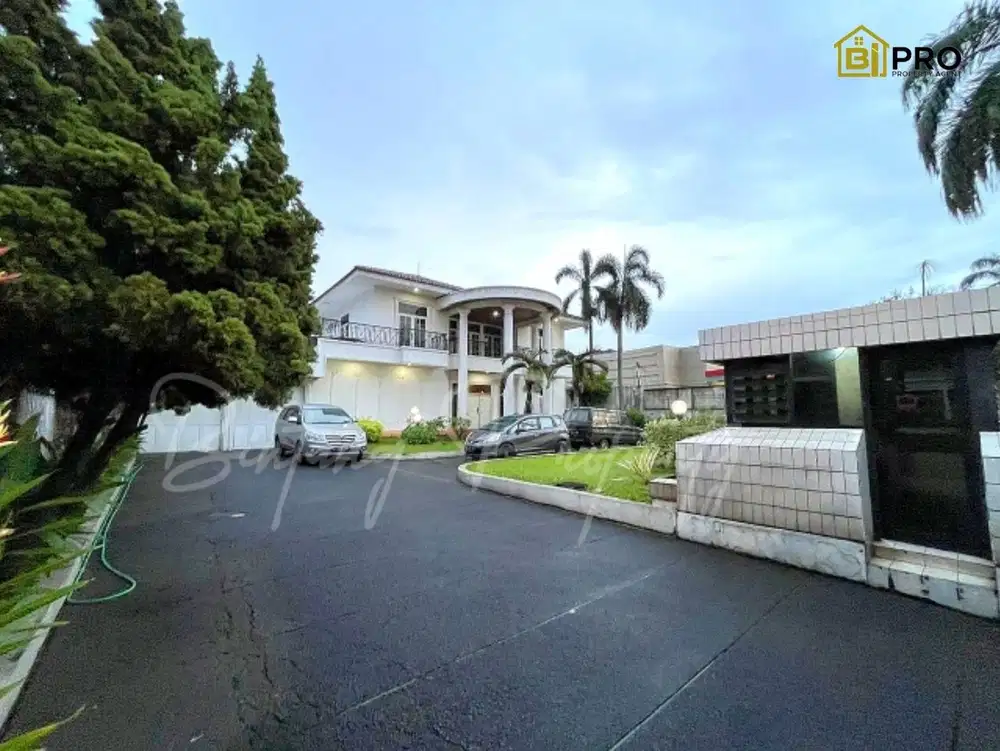 Dijual Rumah halaman luas di Jalan Utama Metro Pondok Indah Jak-Sel