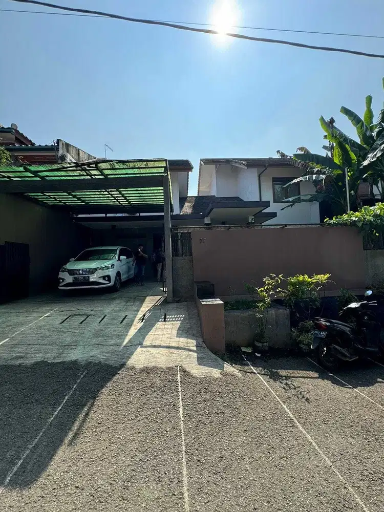Rumah terawat cigadung komplek unpad. Harga sangat murah.
