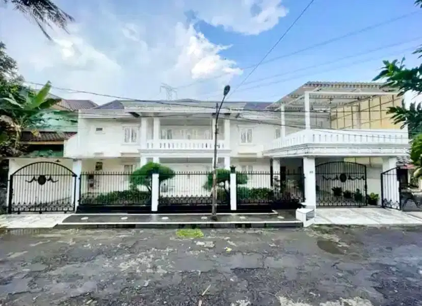 Dijual rumah mewah Full Furnish kolam renang komplek area Cinere Depok