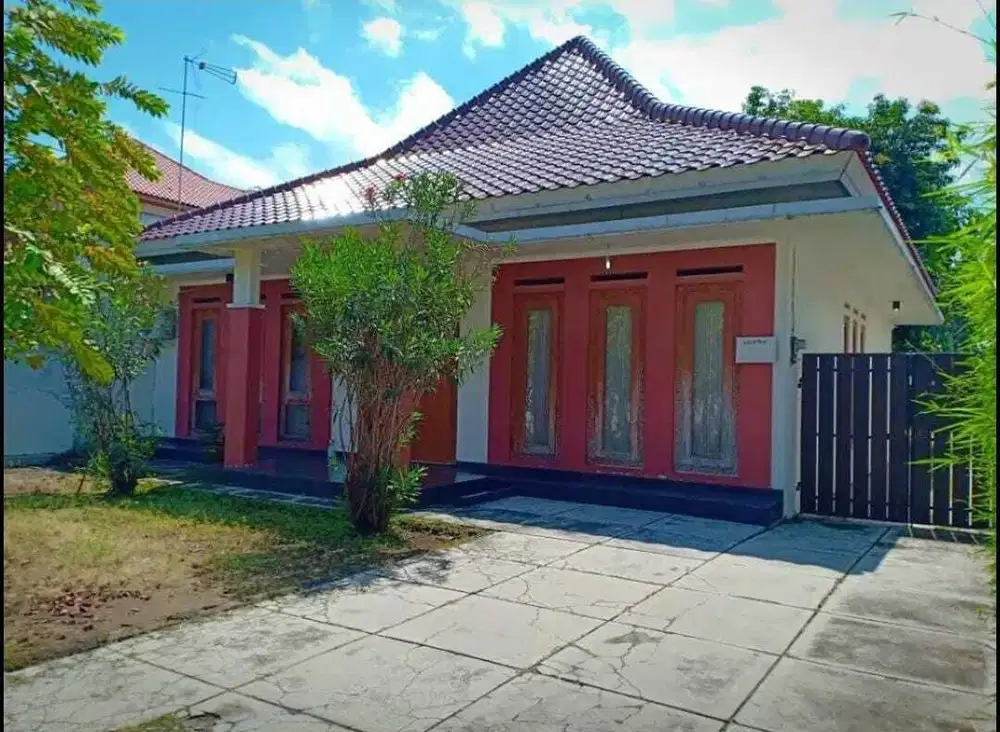 Rumah Mewah Klasik halaman luas Tengah kota Laweyan Solo