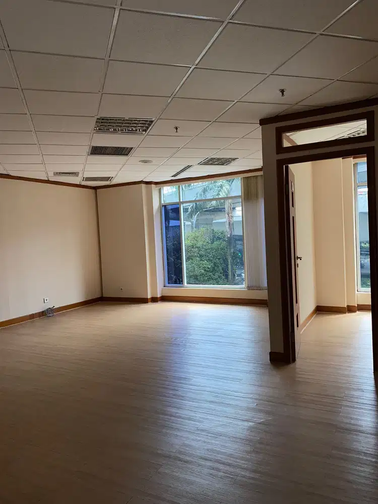 Disewakan Kantor sudah partisi lokasi stategis dan siap pakai di Pancoran Jakarta Selatan