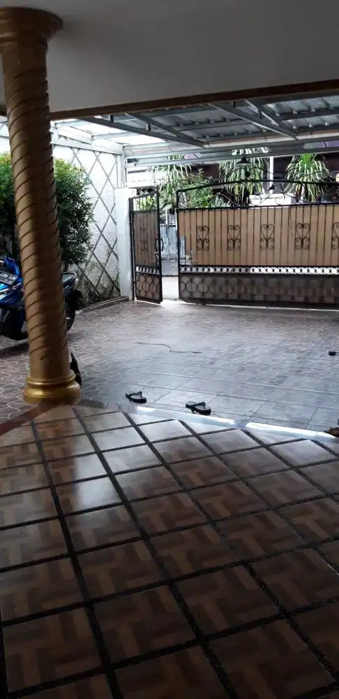 Rumah Duren Tiga Selatan dekat Jalan Raya Pasar Minggu dan Stasiun KRL