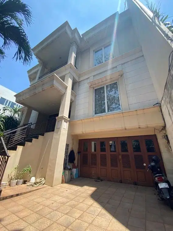 DIJUAL RUMAH KELAPA GADING 400m2 NYAMAN, 3 LANTAI, STRATEGIS, KODE YE