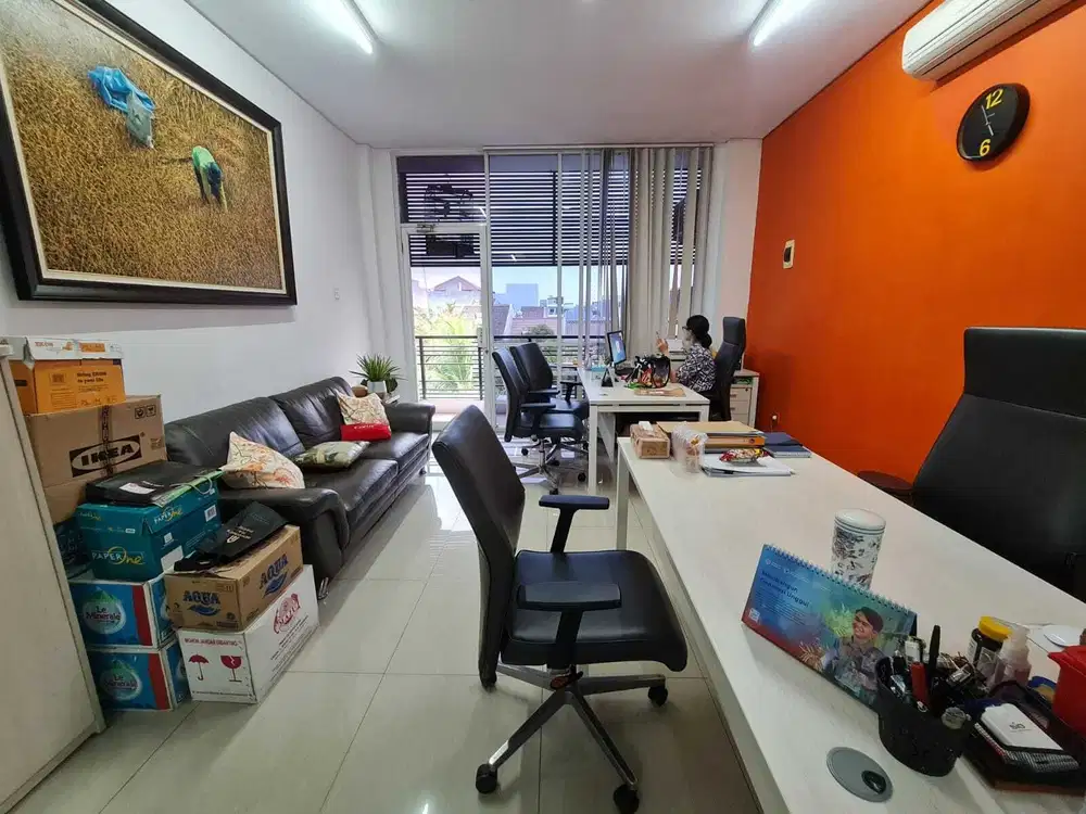 Ruko 3,5 Lantai Siap Huni dan Lokasi Strategis di Kelapa Gading