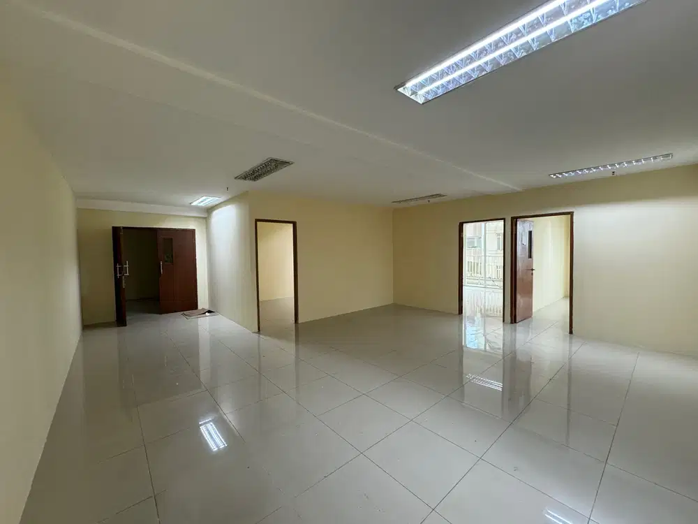 Sewa Ruang Kantor Luas 168m2 di Grand Slipi Tower Jakarta Barat