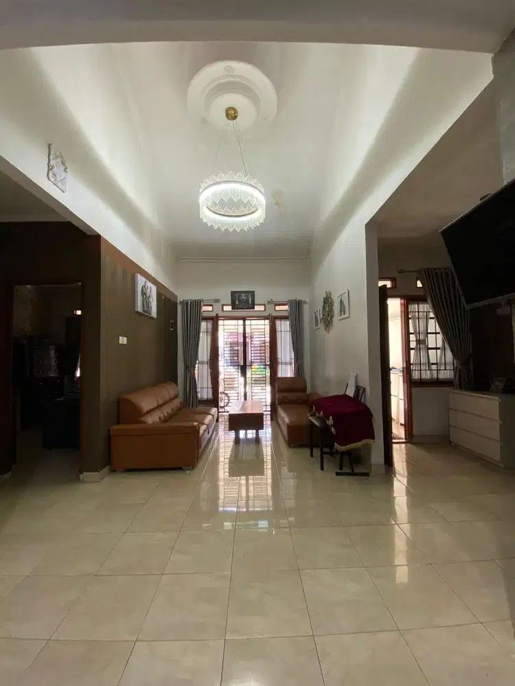 Rumah 2 Lantai Pinus Regency Soekarno Hatta Semi Furnished