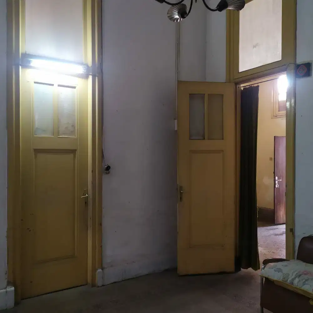 Rumah Lama Hitung Tanah di Mainroad Sayap Gatot Subroto