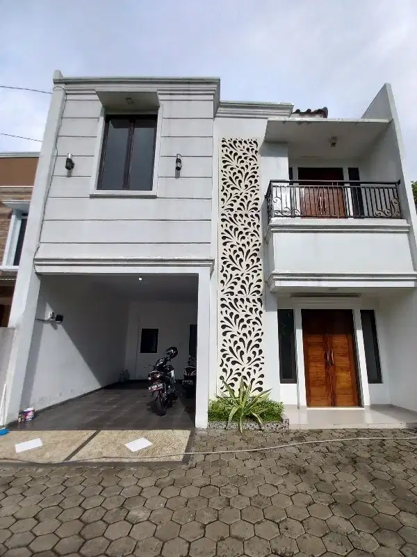 RUMAH MEWAH HOOK PERBATASAN JAKSEL DI APIT 2 PINTU TOL