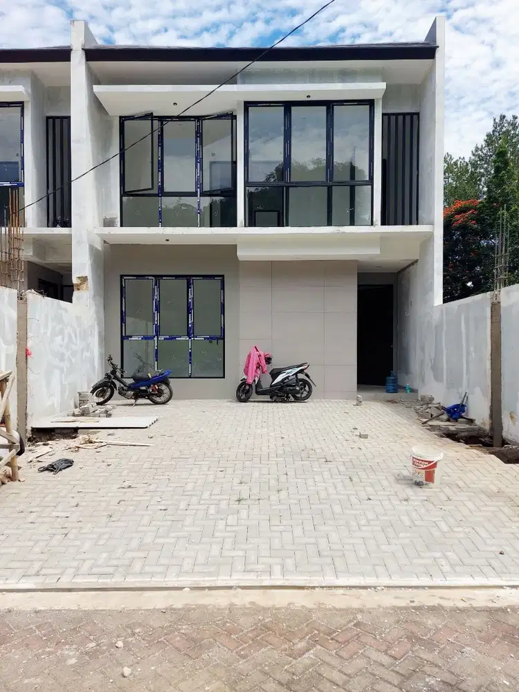 RUMAH BARU MODERN 2 LANTAI DENGAN HALAMAN BELAKANG LUAS SETIABUDI