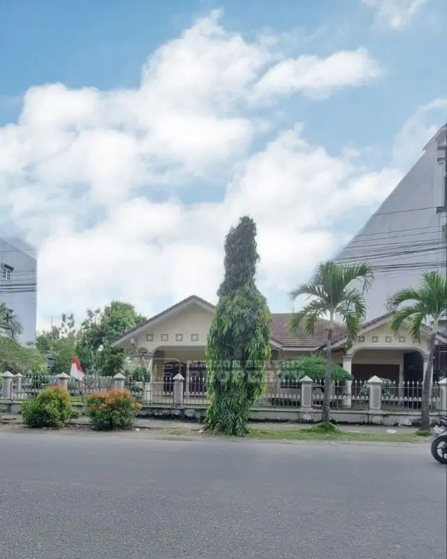RUMAH DG HALAMAN LUAS PINGGIR JALAN KARYA MEDAN BARAT