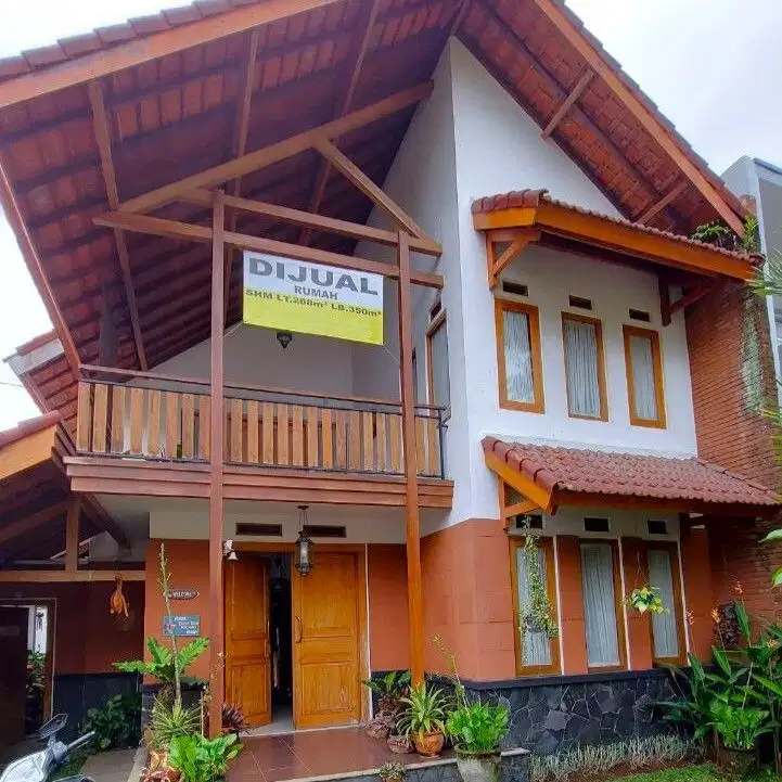 RUMAH ASRI ARTISTIK DI SETIABUDI REGENCY, BANDUNG UTARA.