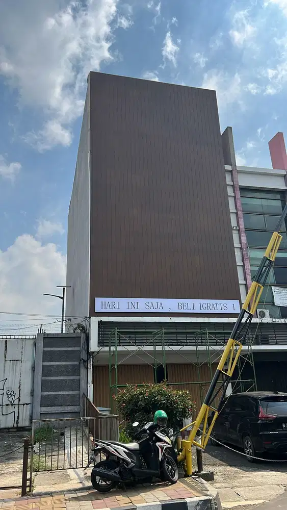 Ruko hadap jalan raya kota tangerang Tangcity mall ada X Lift Polres