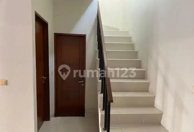 Rumah 2 Lantai Bagus SHM di Premier Village , Tangerang