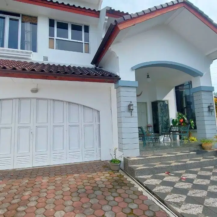 DIJUAL RUMAH ASRI KOKOH KONSEP SEMI BELANDA DI SETIABUDI BANDUNG UTARA